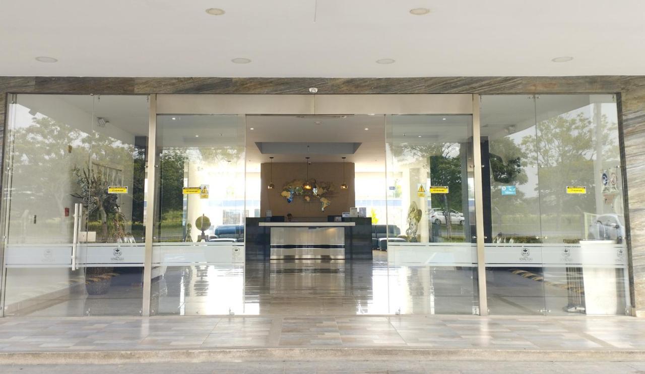 Hotel Royal Elim International Cali Exterior foto Entrance to the museum