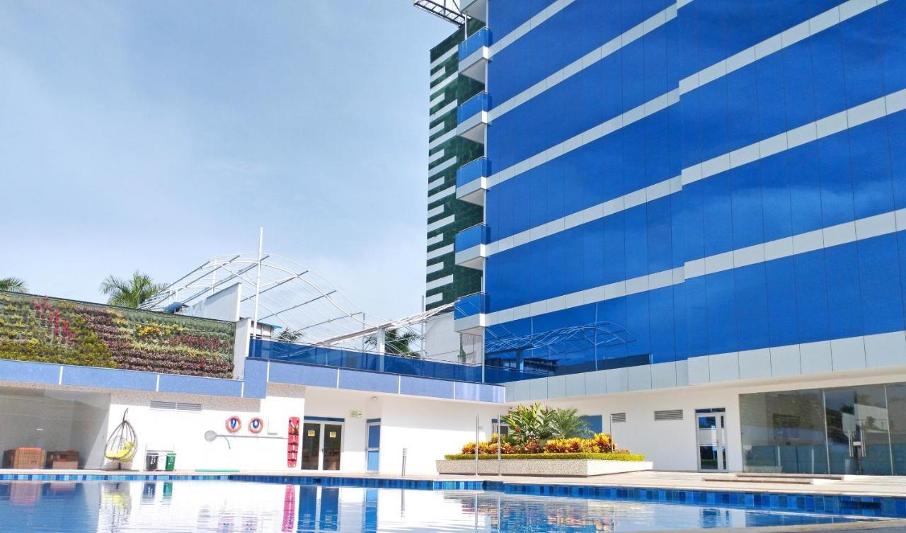 Hotel Royal Elim International Cali Exterior foto The pool at the hotel