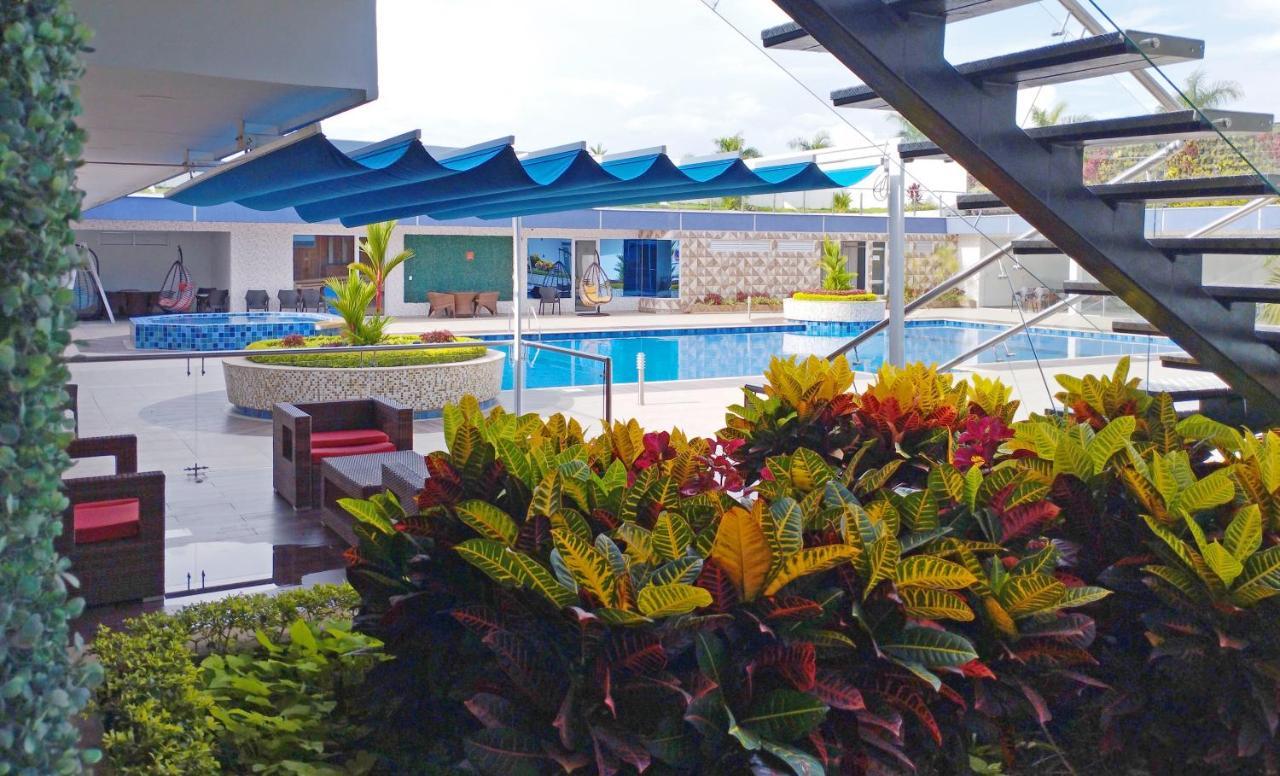 Hotel Royal Elim International Cali Exterior foto The pool at the hotel