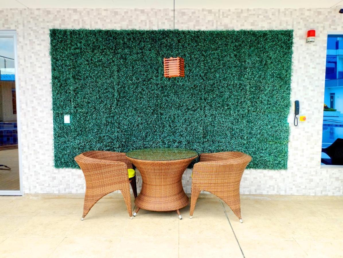 Hotel Royal Elim International Cali Exterior foto Artificial green wall