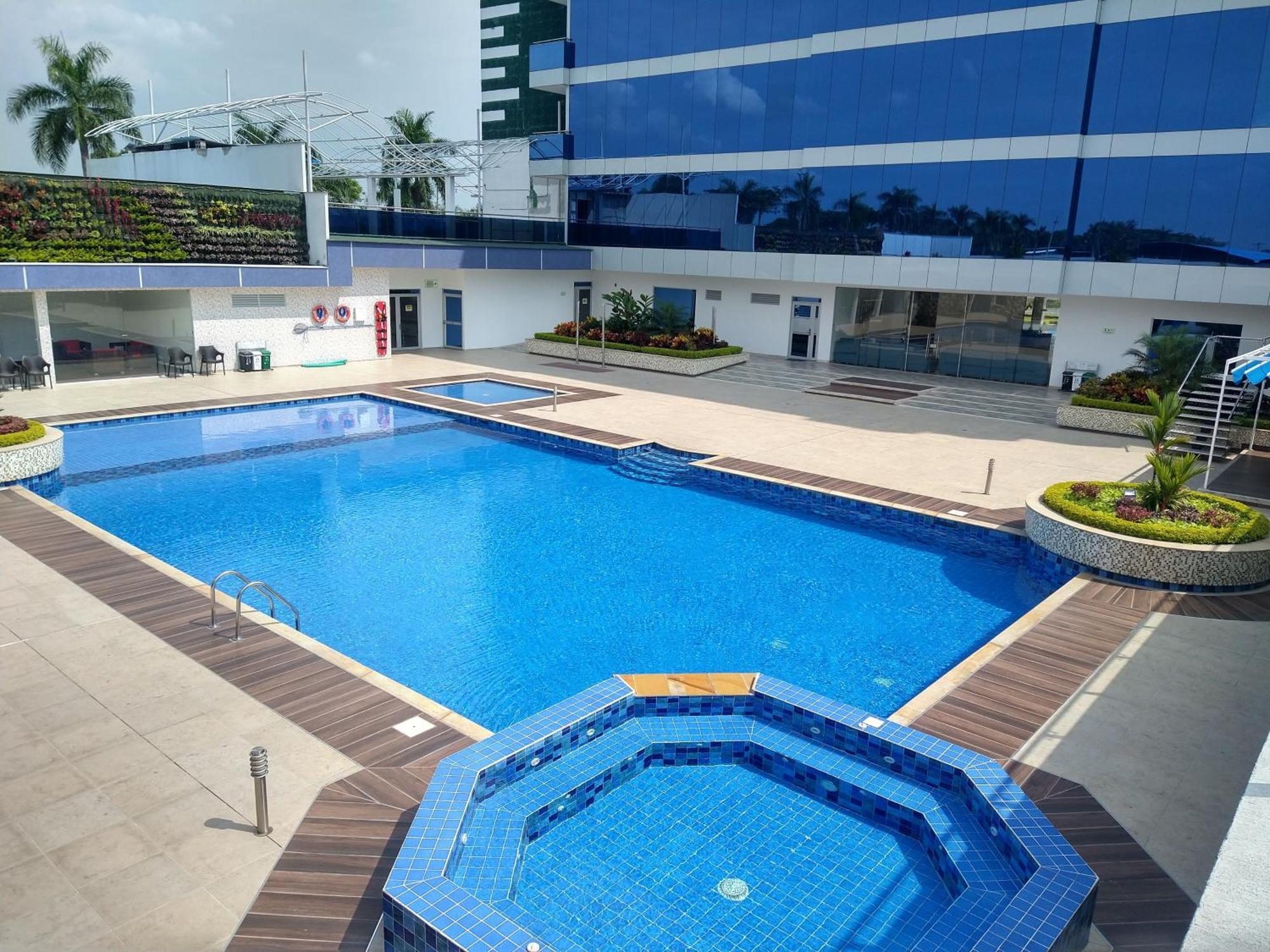 Hotel Royal Elim International Cali Exterior foto Swimming pool at the hotel