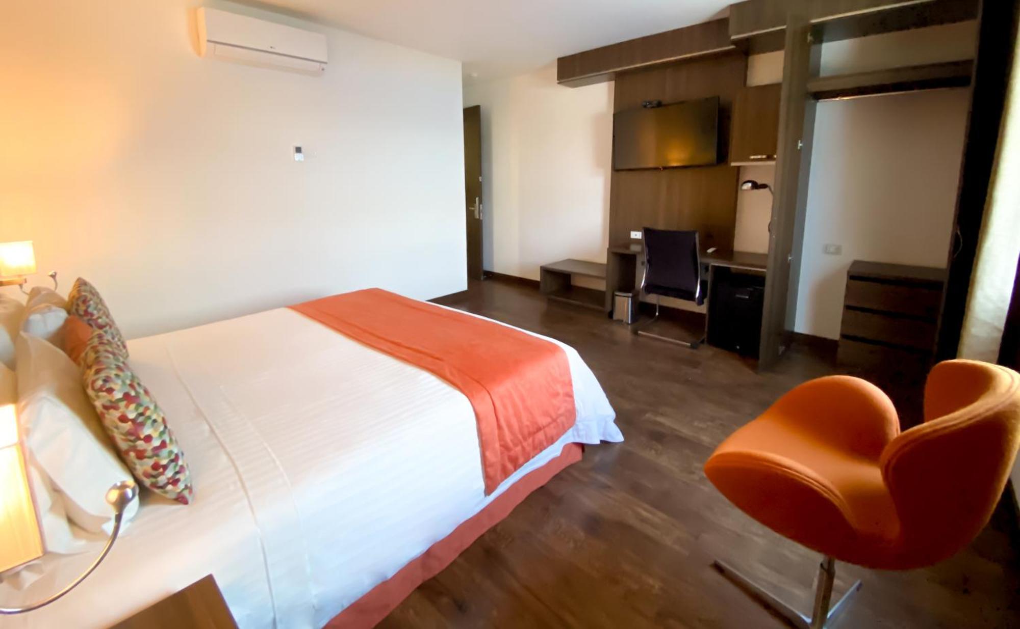 Hotel Royal Elim International Cali Exterior foto A room at the hotel