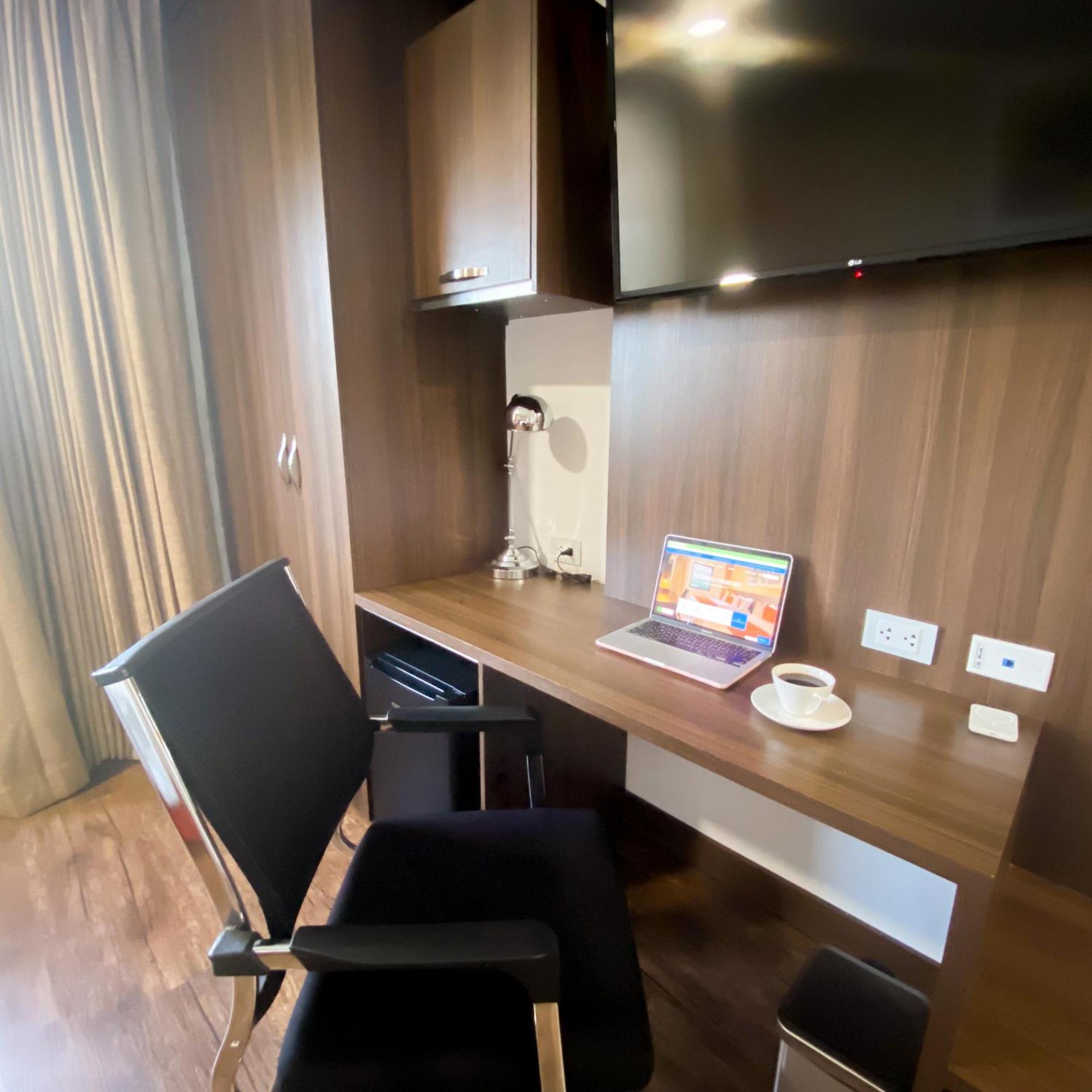 Hotel Royal Elim International Cali Exterior foto A work desk in a hotel room